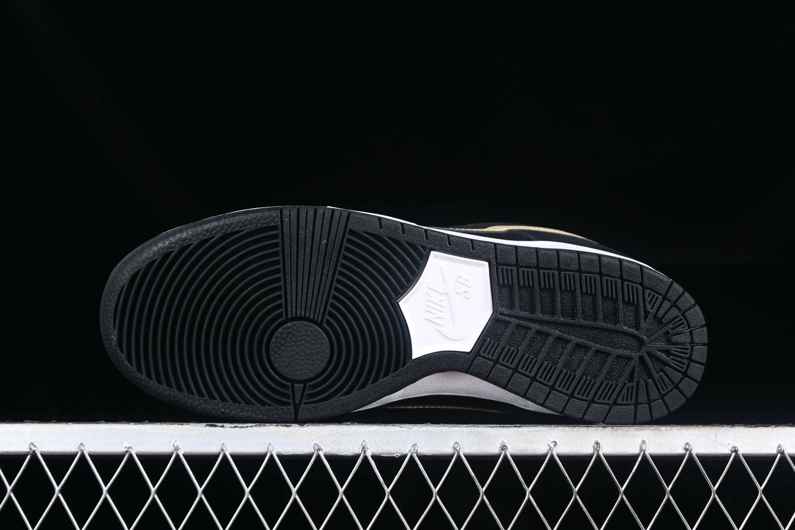 All categories Nk SB Dunk series Nk SB Dunk Low low-top sneakers K version Nk SB Dunk Low black and white gold dunk series low-top casual sports skateboard shoes BQ6817-002
